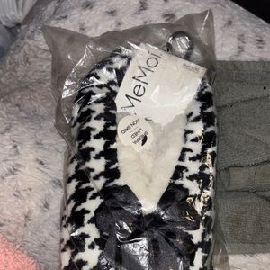 MeMoi Black and White Women's Slipper Socks